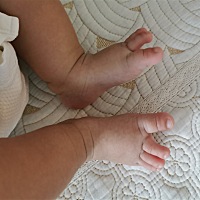 刚我儿子睡醒了哭，我整个从睡梦中直接弹起来…真的是弹起来，然后去抱他喂奶😂