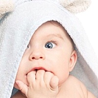 宝宝刚出生时，不能把自己和世间万物区别开来，到了 2～3 个月，他开始萌发自我意识。 宝宝出现自我意识...