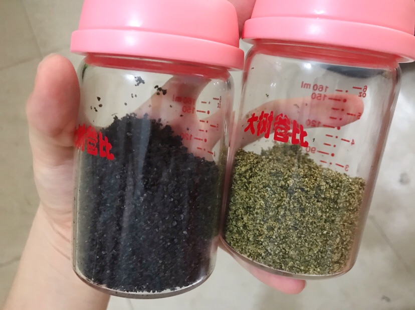 这个是自己做的黑芝麻粉➕芝麻海苔粉
每次辅食里加一点，宝宝吃饭香香，身体倍棒😄