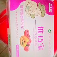 孩子肚子胀气，一哭闹我就用奶哄。这样子算起来差不多宝宝每个小时都在吃奶。没有时间让我产奶，都没有...