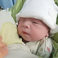 3月2号，37周出生，五斤半，42天9斤4，还有两天三个月啦，12斤，65公分，爱你没道理，一天看你都不腻，...