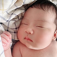 月子里熬到死，没想到还感冒了，头疼喉咙痛身体无力，身心俱疲，有没有宝妈知道月子里受风感冒会不会传...
