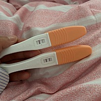 今天来大姨妈了 想起上个月 测出两道第二天去医院检查hcg32过几天来了姨妈去检查hcg又小于5了 怎么回事...