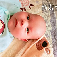 第1次带孩子去理发，到理发店的时候是中午13:00。然后理发师问，是不是第1次给孩子理发？哟，现在都这么...
