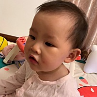 我女儿五天前因为病毒感染高烧发了三天，三天都是要抱着走睡觉那样，昨天没高烧了但是出了红疹子，还是y...