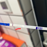 5月23号排卵 期间同房 25号开始乳头疼发低烧 一直持续到了今天 测试纸有浅浅的第二条杠