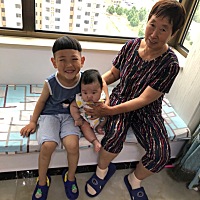 我的宝贝们六一儿童节快乐❤️飘窗垫本人手改安装好了😘可以在这玩了，愿我两个宝贝 健康 快乐的成长...