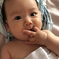 五个月7天开始牙齿上出现白白的，以为是溃疡，昨天用手摸明显是牙齿，出了一颗牙   会不会出的有点早了...