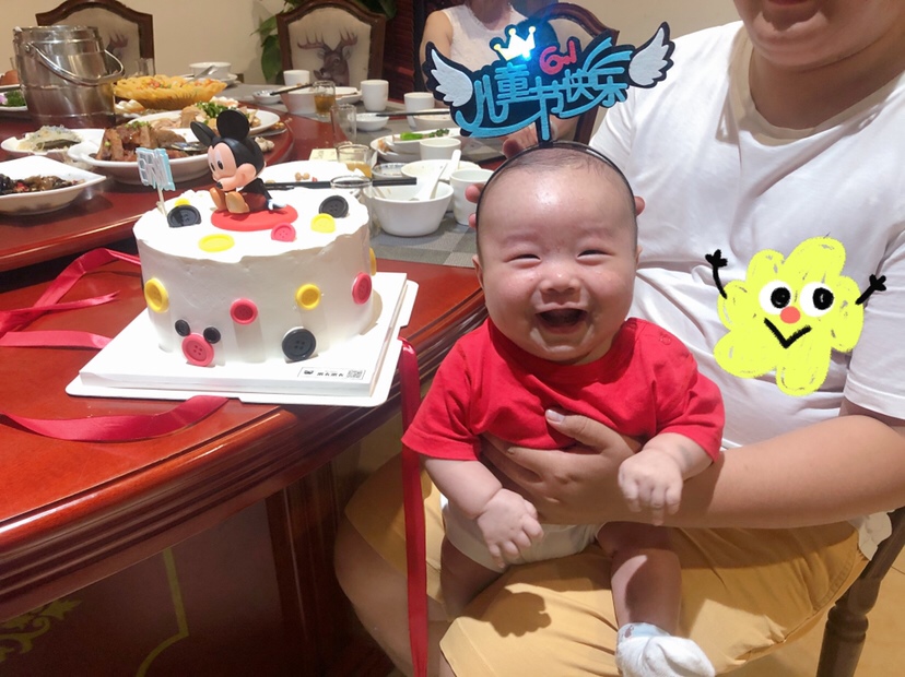 眼睛小了点，不过还是很萌，看着都想跟着笑。😁