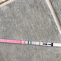 姐妹们，我月经期都过了3天还没有来，早早孕查得白板，大卫排卵查的就是这，内裤上还有一点点白带，怎么...