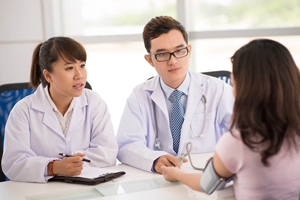 产后42天，妈妈需要检查的项目有哪些？
1.检查子宫
生完宝宝后，子宫会慢慢地恢复到孕前的状态，大概需要6周的时间。如果新妈妈出现产后恶露一直淋漓不尽的现象，那就需要去医院做一下B超检查，看一看子宫内膜的情况，判断子宫出血的原因。
2.检查盆底
妈妈分娩时导致的盆底肌肉、神经损伤，会给新妈妈带来一些列问题。对盆底的检查，能更好的排除宝妈是否存在子宫脱垂、膨出等情况。如果产后出现了尿失禁这一问题，那么就必须趁早接受治疗。
及时的仪器修复、电击疗程、凯格尔运动都是产后盆底肌恢复的好帮手，可选择的方式方法有很多，建议直接咨询医生。
3. 检查乳房
如果乳房出现健康问题，不仅影响乳汁分泌，也会影响到宝宝的健康。所以，乳房检查很有必要，可以判断妈妈是否存在发炎、肿胀等问题。
4. 测血压
成人的正常血压应该是120/80mmHg，产后妈妈一般血压都会恢复到孕期水平。有的新妈妈过于劳累，可能会造成血压异常。
5. 查看伤口愈合情况
顺产的妈妈如果侧切，则需要观察伤口，看愈合情况，是否存在其他妇科炎症等疾病；剖腹产的妈妈则要看腹部，手术伤口的愈合情况。