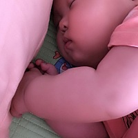 最近不知道怎么滴.我家娃只喜欢吃右边奶左边那个不喜欢吃.我都愁死了.本来就右边大点左边小点.这样吃下...
