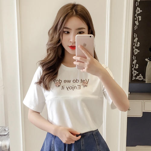 产后便秘，怎么办？
1.先从饮食下功夫
饮食营养丰富多样，粗细搭配得当,多吃流菜、水果的同时；多吃蔬菜和水果，多喝汤等。
2.产后运动不可少.早下地、早活动
产后头两天，新妈妈应勤翻身，吃饭时应坐起来。自然分娩的新妈妈，在产后第二天即可开始下床活动，并逐渐增加下床时间和活动范围。这样既有利恶露的排出，也有助于肠道恢复蠕动，防止尿潴留和便秘。

3.绕脐按摩
新妈妈每天绕脐以顺时针方向进行腹部按摩2-3次，每次10-15分钟，可以有效帮助排便。

4.Kegel运动
建议产后42天后可以开始Kegel运动。根据手机语音提醒，仰卧平躺在床上双膝弯曲；收缩骨盆底肌肉,就像平常解小便中途忽然憋住的动作；保持收缩3-5秒,逐渐延长至5-10秒，放松5-10秒,如此重复盆底肌的收缩与放松,每天2-3次，每次10-15分钟。只要做法正确且持之以恒,便秘治疗的成功率可达70%左右,而且无论是坐着躺着甚至站着,皆可轻松操作。