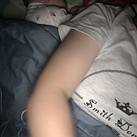 四个月的娃了，从昨天开始晚上培养自己入睡，确定娃开始犯困喝奶后就可以摆好姿势，铺床，盖被，关灯，...