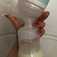 一开始担心奶水不够每天给宝宝加一顿奶粉，后来宝宝一口奶粉也不吃了，母乳也就刚刚够宝宝每天喝的，半...