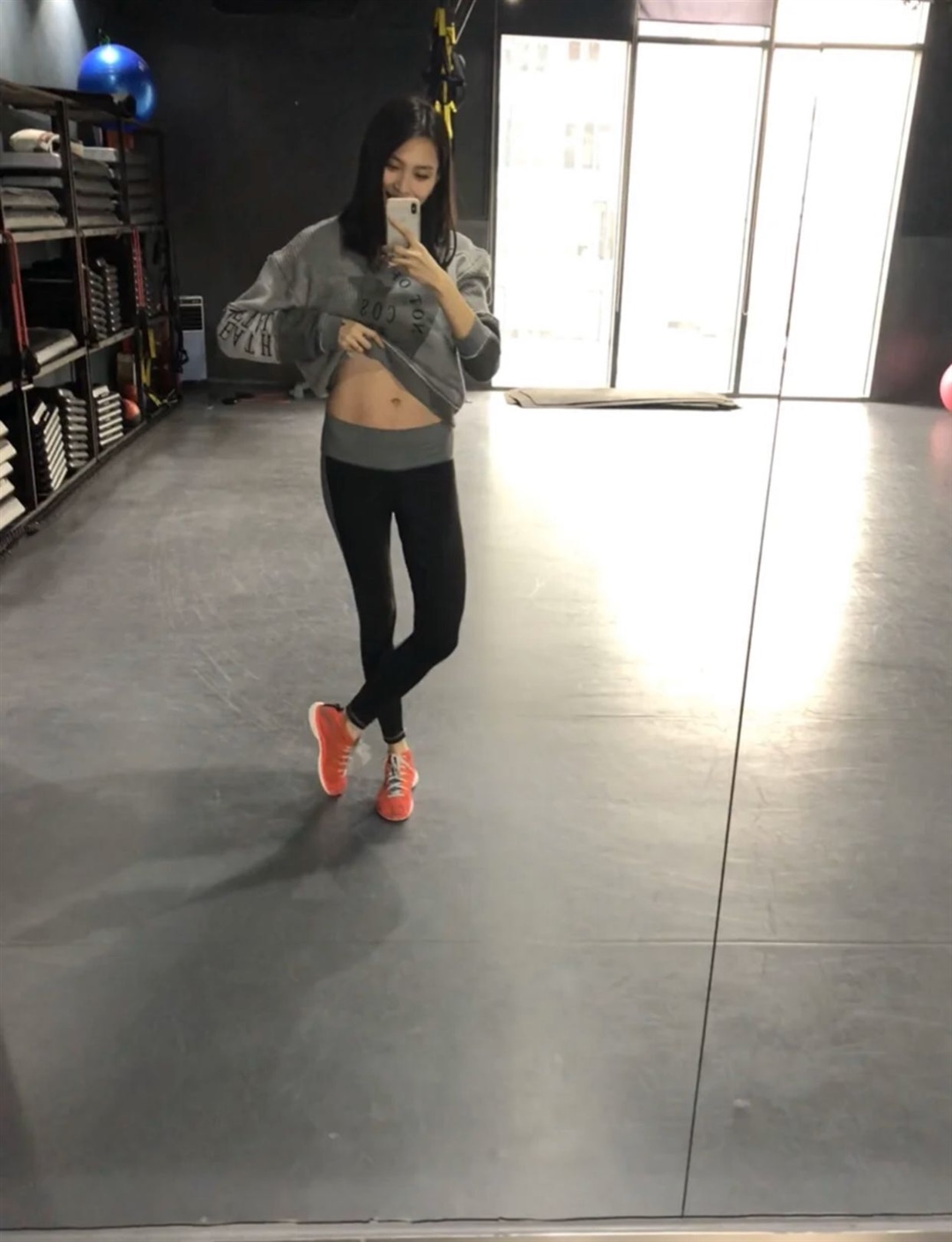 🌼第三阶段产后第3个月－产后6个月🌼 　　
这个时期是是产后妈妈修复身材的最好时机，因为这段时间新妈妈的体内脂肪还处于游离状态，未形成包裹状的难减脂肪。而且，这段时间减肥，皮肤弹性的修复难度会比较小。产后两三个月，例假就会恢复正常，即内分泌及新陈代谢逐渐恢复正常，这个时候选择正确的减肥方法，不但不会影响哺乳，还会让奶水更通畅。
🌸最后，未能在产后六个月瘦身完毕的新妈妈也不必担心，只要掌握饮食技巧，适度运动，照样能够回复原有身材。