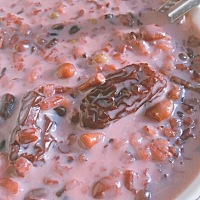 哺乳期的妈妈虽然是一个人在吃饭，但宝宝是通过妈妈的乳汁吸收这营养，所以说如果有不利于身体健康的东...