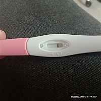 哎，好烦啊，月经也不来，测了也是一条杠，子宫两侧有时还疼，美集们这是什么意思啊