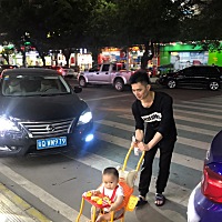 吃完饭在兴华路散步🚶，小馋猫，看着🍦流口水，哈哈哈哈😂坏麻麻👩