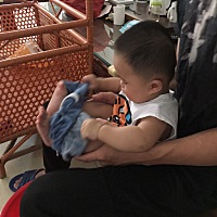 7个多月的时候他奶奶就开始锻炼他早上拉粑粑，白天已经不给他包尿布，每次早上拉粑粑都很乖，基本上很准...