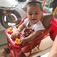 六一节那天跟奶奶👵入靓点喝茶，听说全程都很乖，一个人乖乖坐在桌子旁边，可爱，因为从小就是一个好...