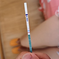 姐妹们帮我看一下，这真的是怀了么？上周测还是白的！