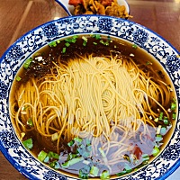 周六的早上，终于可以定定心心吃碗苏式面条了，早[太阳] 把日子过成诗，才能按想要的写下去👻