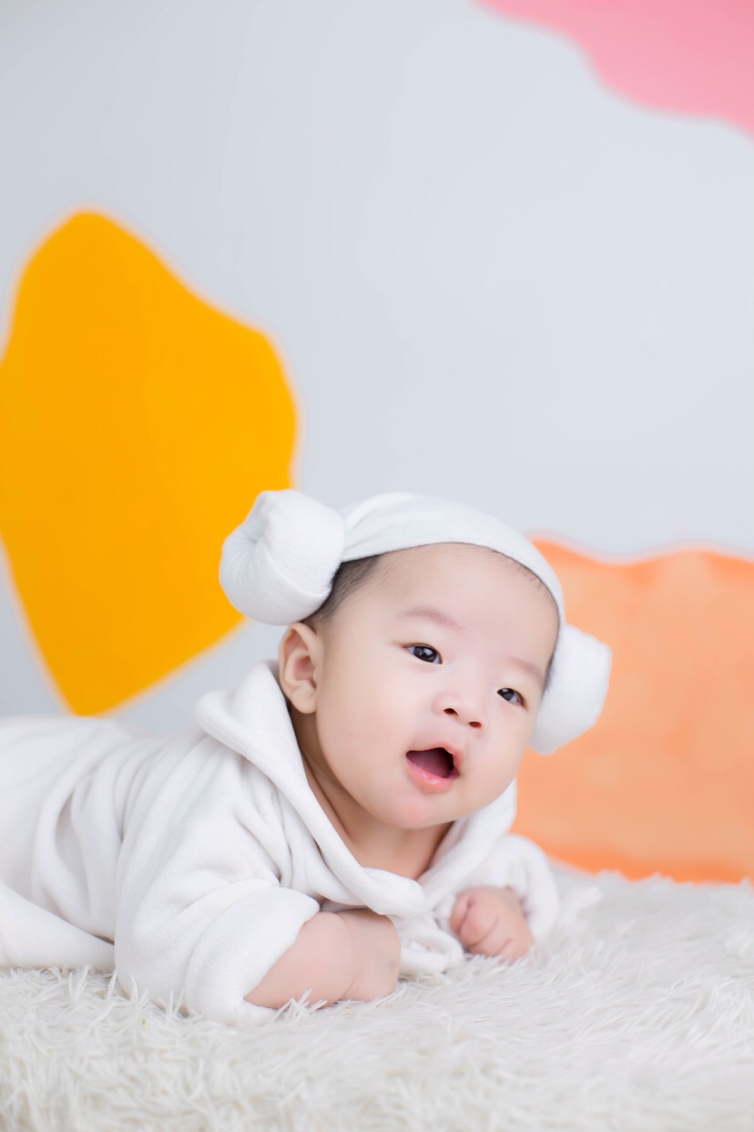 100天看起来有点帅哈，就是眼睛小了点儿