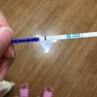 姐妹们这个是中了吗？刚刚测的，第一个测有条淡淡的痕迹，第二次
