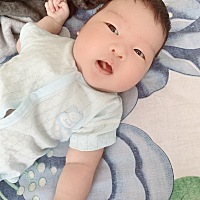 先是在床上扭来扭去，腿蜷着，小脸通红，然后放屁，开始使劲的哭，怎么抱都不行，喂奶放进嘴里吸了两下...