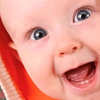 宝宝长牙期间，往往也伴随着一些“小烦恼”，例如，流口水、哭闹、粘人，到处乱咬，连妈妈的乳头都不放...