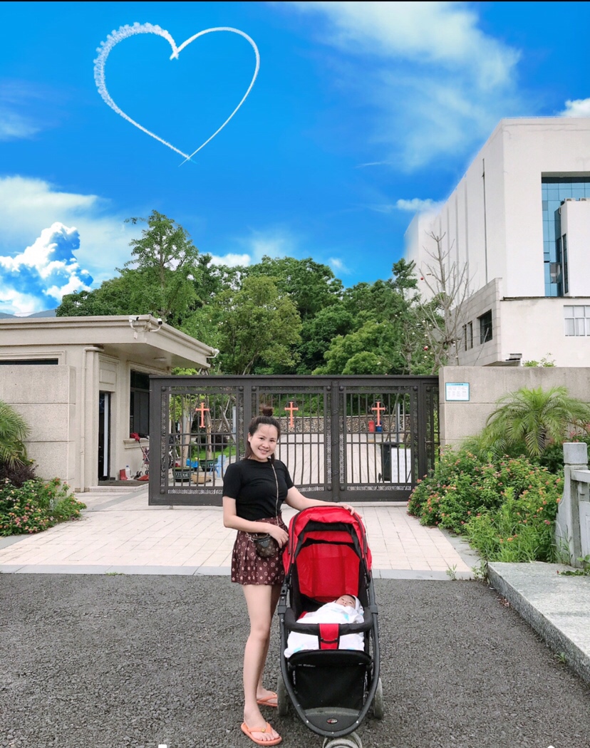 我的青春给了家庭，衣服给了围裙，头发给了油烟，脚给了平底鞋，手给了洗洁精，坏脾气给了孩子，这就是我的生活