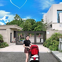 人生付出总是太多了 我的青春给了家庭，衣服给了围裙，头发给了油烟，脚给了平底鞋，手给了洗洁精，坏脾...