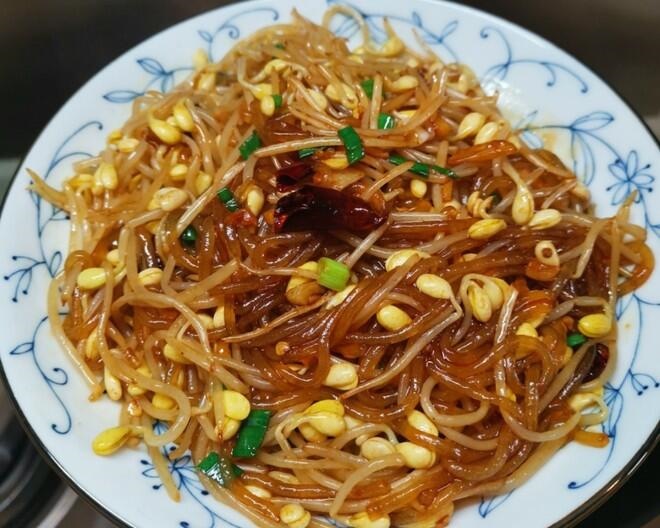 清炒黄豆芽
营养：黄豆芽是很经济实用的下奶食物。
原料：黄豆芽40克，葱花、姜丝、盐各适量。
做法：1.黄豆芽掐去根须，洗净。
2.油锅烧热，放入葱花、姜丝炒出香味，加入黄豆芽同时炒至熟，加适量盐，翻炒均匀，即可装盘食用。