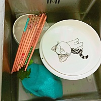 没有见过衣服攒着洗，碗筷也攒着洗的男人。第1次见，让我大开眼界。呵呵，男人认为帮你做就不错了，别提...
