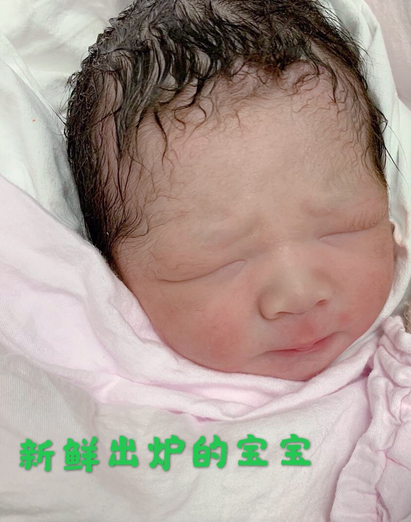 从肚子里出来还没洗第一张照片😂