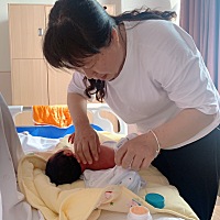 半个小时就生出来啦 医生和护士都夸我 还说我没受罪 小女宝～六斤八两～ 6月9日早8：39分出生 哈哈 顺产...