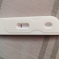 好烦啊，乳房都肿胀了一个星期了，一天频繁上厕所，小腹左侧有隐隐的痛……明明这些都是怀孕的症状，为...
