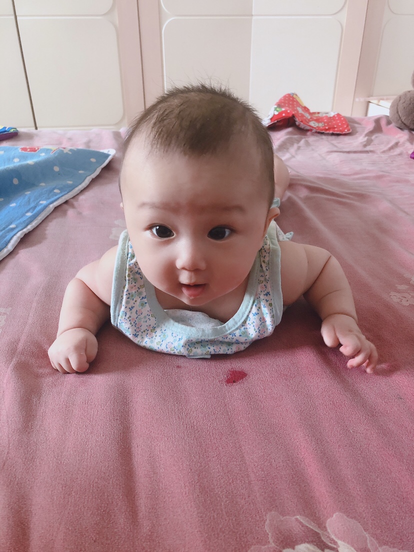 宝宝第一次抬头这么高坚持了十多秒