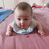 在宝宝八十多天的时候给她练习奶瓶 当时哭一上午 只喝了不到三十毫升 下午可能是饿极了 把奶瓶放她嘴里...