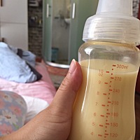 今天做月子第7天了，宝宝出生第二天黄疸高被送进新生儿科照蓝光，医生说黄疸值有些反复 还得照一个星期...