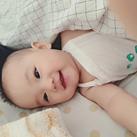 6点前就会各种爬钻翻踢把我搞醒，好想睡懒觉啊。。。