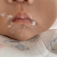 最近刚换了2段奶粉，不咋爱吃，加了辅食米粉也是一样不爱吃，吃了就吐掉，有啥好方法能让宝宝更快的接受...