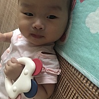 我们5个月啦，今天去游泳称了下13斤了！现在每次吃120，一天吃5次，有时候能睡整觉！ps就是每次睡觉都不...