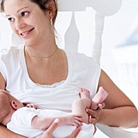 分娩后前几天的乳汁看起来不太一样，刚开始的颜色可能是透明清澈的，逐渐开始偏黄黏稠，这就是初乳。对...