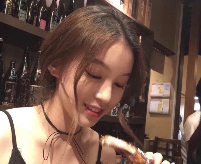 3.头发的保养
（1）洗发：一般来说，若是产妇的分娩过程比较顺利，在第一个星期的时候就可以洗头了。此外，产后洗头还需要考虑新妈妈们的身体状况和家庭的洗浴卫生设施。一定要选择质量上乘的洗发用品，进行仔细清洗。
（2）烫发：如果新妈妈想要进行电烫，最早也得在产后一个月以后，因为生孩子前后皮肤比较敏感，有可能会发生皮炎。如有必要，烫发前可进行测试。
（3）脱发：如果产妇出现了脱发的问题，无需太多忧心担心，这是正常的产后现象。只要保证自身营养充足和休息充分，脱发现象就会停止。但是若是情况严重，请及时就医治疗。
4.皮肤保养
皮肤保养是产妇不容忽视的一个环节，对于自己的护肤品一定要慎重选择。一定要挑选质量上乘的香皂，在充分的清洁后使用不刺激的护肤品。一段时间之后，产妇的皮肤就会慢慢地改善。若产后很长时间皮肤仍无改善，则需就医进行诊断。