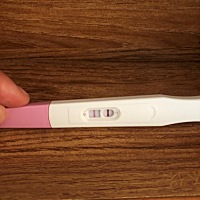 之前用的试纸是半年前备孕买的，防止出差错，又买了验孕棒试试。谁知结果还是一样，跟老公说了，他不太...