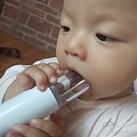 怪不得最近老喜欢咬东西，凌晨时候总是很烦躁似的！原来上排牙偷偷地长出来了（两颗）😁