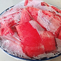 吃午饭的时候说天气热想吃西瓜🍉 睡一觉醒来就有切好的西瓜放在冰箱  事事有回应 真好 [憨笑]