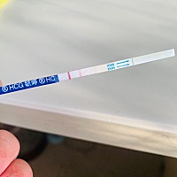 今天早上又测了一下，测了2次都是这样的，我这怀上了吗？